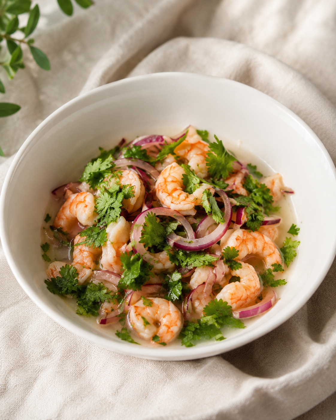 Bol de gambas al ajillo con cilantro y cebolla morada de El Maná Takeaway
